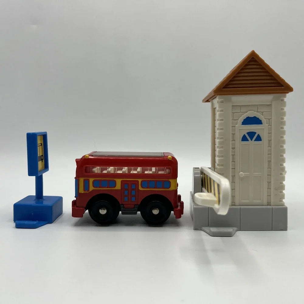 GeoTrax 3 Piece Highview Tours Bus Stop Fisher Price Station Double Decker Sign